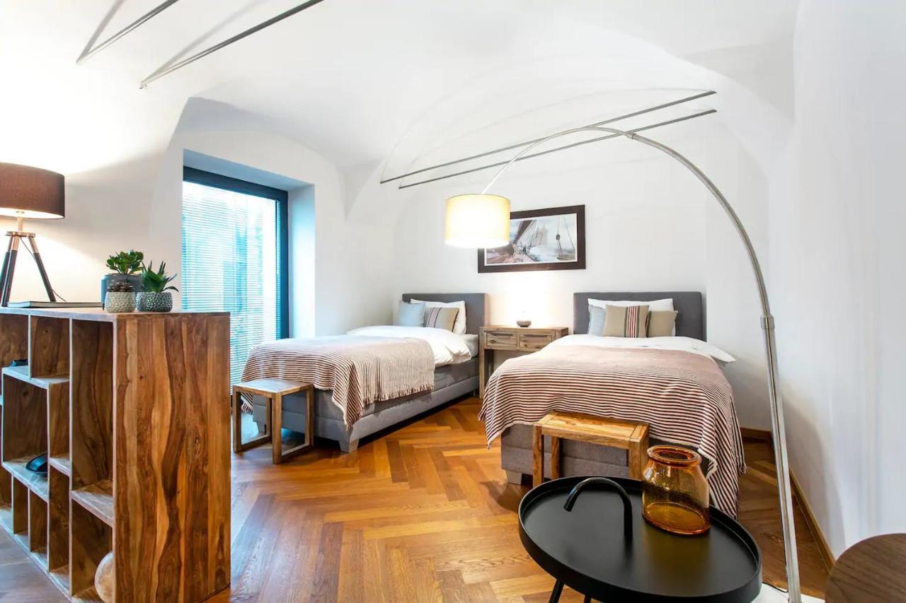 Address Deluxe Downtown Lägenhet Ljubljana Exteriör bild